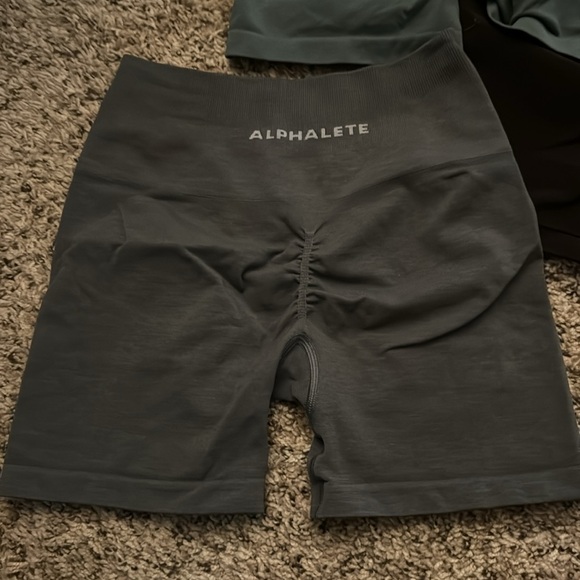 Alphalete Amplify Short 4.5" - XS and S Women’s Scrunch - Picture 8 of 11